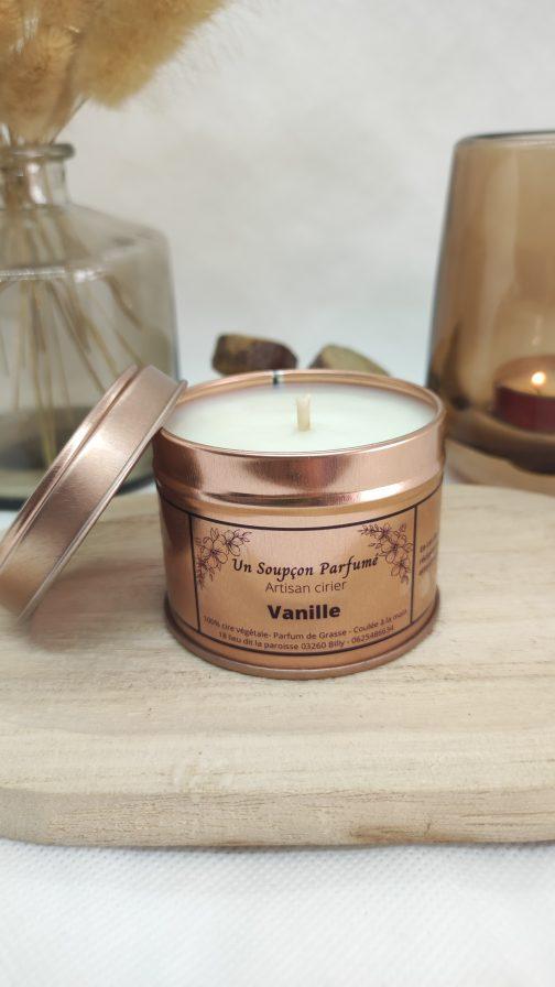 Découvrez notre bougie parfumée à la vanille, une fragrance chaleureuse et réconfortante qui embaumera votre intérieur.