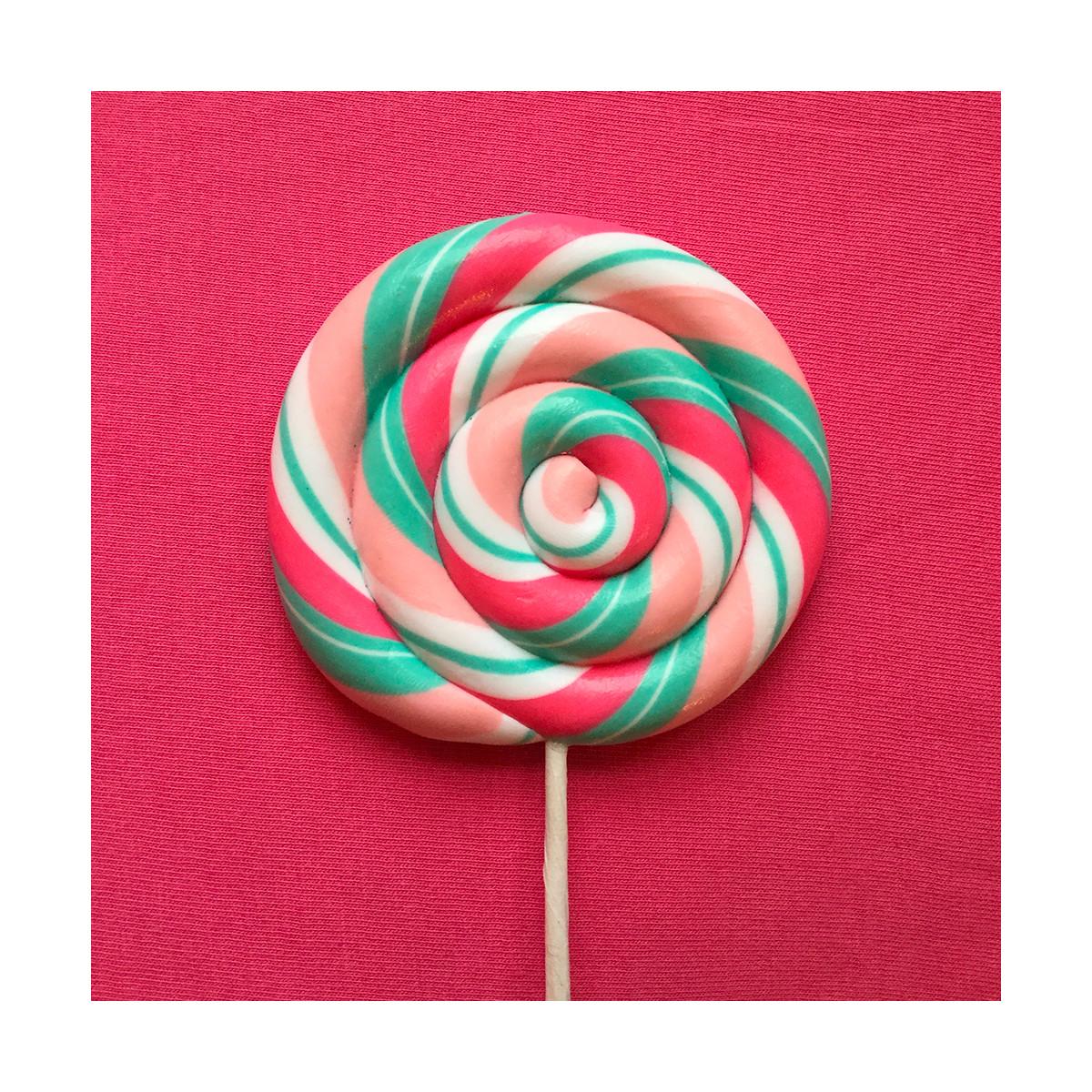 Une odeur de bonbon acidulé sur un fond vanillée voilà ce que vous propose lollipop en fondant parfumé.
