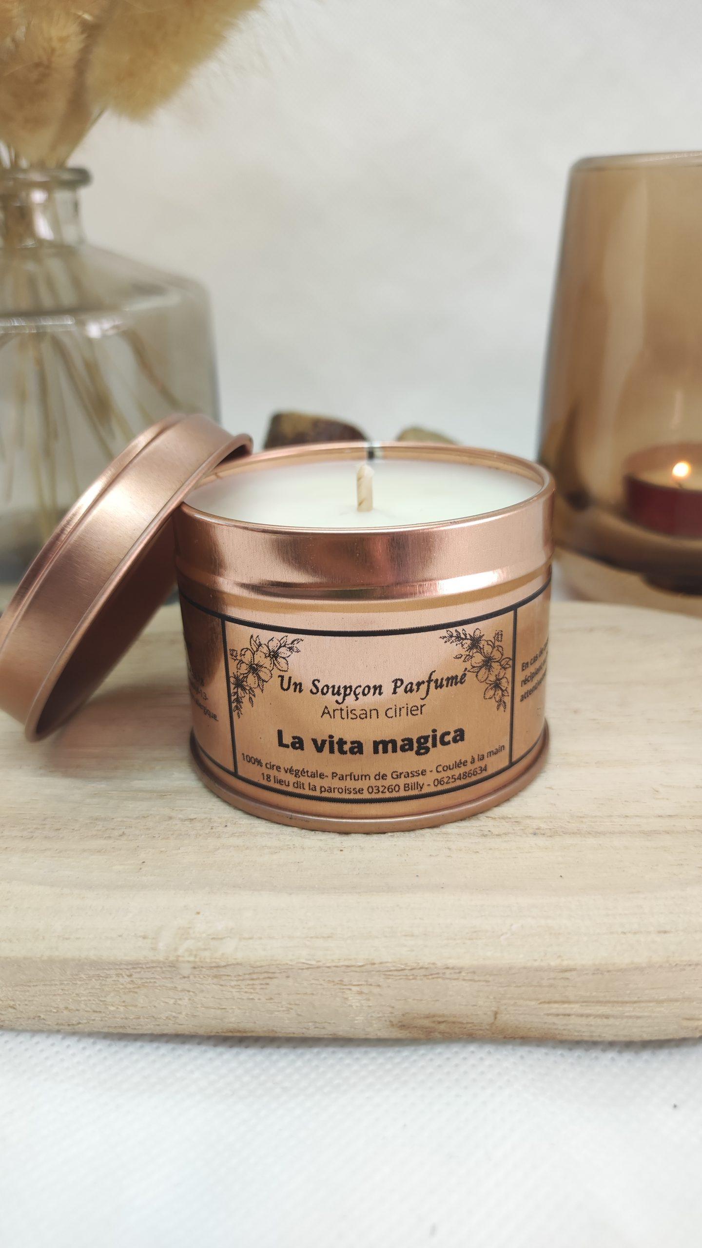 Découvrez notre bougie La vita Magica, une véritable ode à la féminité et au luxe de la parfumerie fine.