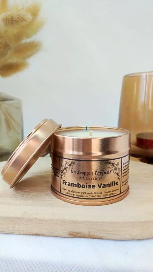 Découvrez notre bougie parfumée Framboise vanille. Un mélange juteux entre les framboises et la gourmandise de la vanille.